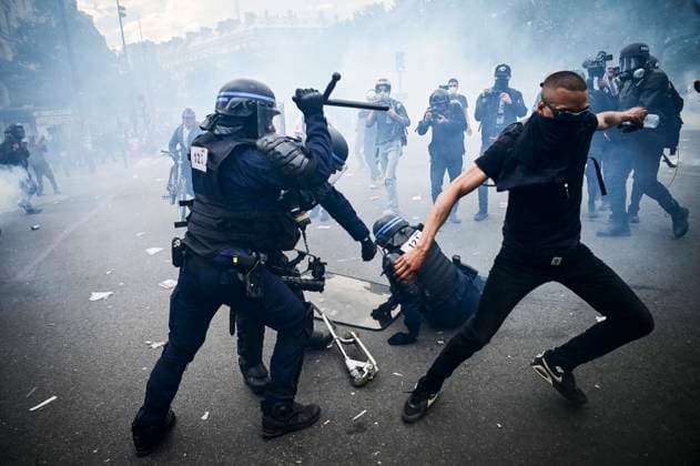Bilder des Jahres 2020, News 06 Juni News Themen der Woche KW24 News Bilder des Tages Manifestation non autorisee denoncant les brutalites Policieres et le racisme - Soutien a Goeorge Floyd et Adama Traore a la Place de la Republique NEWS : Manifestation denoncant les brutalites de la Police - Paris - 13 06 2020 JBAutissier Panoramic 