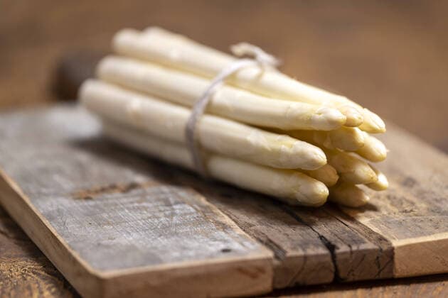 Nahaufnahme von rohem weißem Spargel *** Close up of raw white asparagus 1035306533
