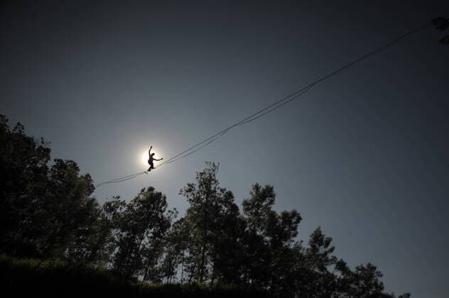 Bilder des Jahres 2020, Entertainment 06 Juni Entertainment Themen der Woche KW24 (200614) -- BEIJING, June 14, 2020 -- Extreme sport athlete Andi Ardi wearing a face mask walks on a tightrope at Kali Talang Merapi in Klaten, Central Java, Indonesia, June 13, 2020. Ardi performed extreme sport by wearing a face mask as part of the campaign of following health protocol in tourism site. (Photo by Xinhua) XINHUA PHOTOS OF THE DAY Supriyanto 