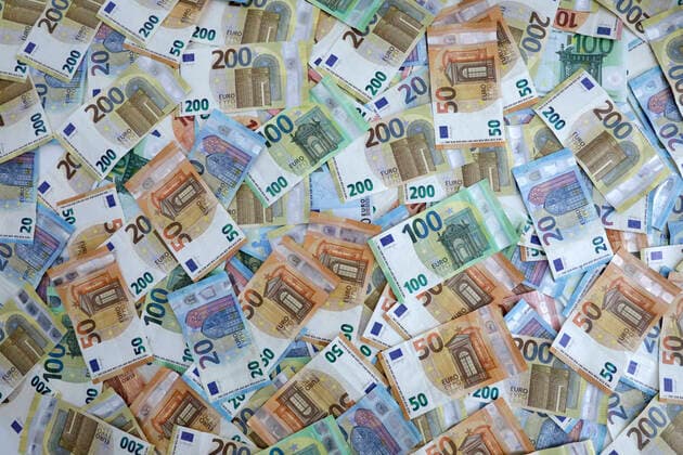 Symbolfoto von Euroscheinen verschiedener Stueckelungen, DEU, Berlin, 14.05.2020
