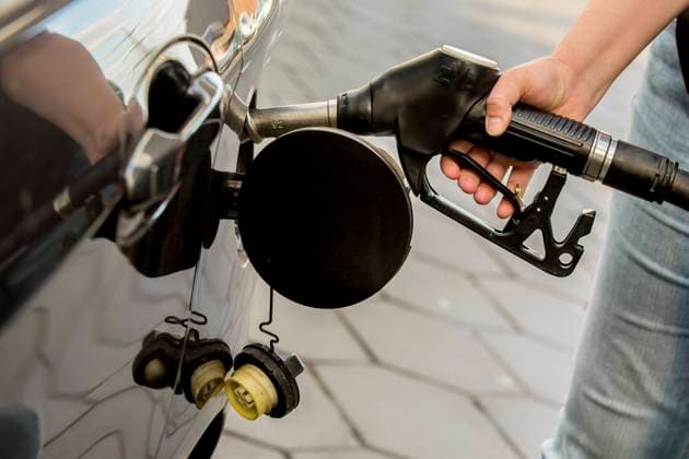 Ein Frau beim Betanken eines Fahrzeugs an einer Tankstelle Tanken *** A woman refuelling a vehicle at a service station Refuelling