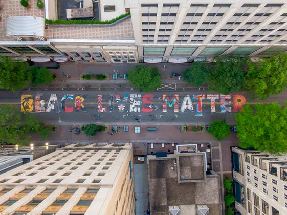 News Bilder des Tages June 14, 2020, Charlotte, North Carolina, USA: June 14, 2020 - Charlotte, North Carolina, USA: In protest to the ongoing racial riots, Black Lives Matter is painted on the ground on Tryon Street in Charlotte, NC. Charlotte USA - ZUMAa161 0047362582st Copyright: xWalterxGxArcexSrxGrindstonexMedix