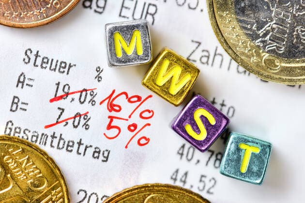 Durchgestrichene MehrwertsteuersÃ¤tze auf einem Kassenbon, Symbolfoto fÃ¼r gesenkte Mehrwertsteuer zur Ankurbelung der Wirtschaft