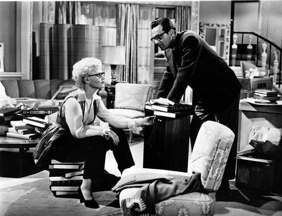 OSCARS. Beste Hauptdarstellerin. Preisträgerinnen 1951-1960 BORN YESTERDAY BORN YESTERDAY JUDY HOLLIDAY, WILLIAM HOLDEN Date: 195O. Strictly editorial use only in conjunction with the promotion of the film. Credit line mandatory. This image is copyright of the film company and is supplied under the terms of issue as film still. No commercial or book cover use permitted without prior consent from the film company.  Mandatory credit line: Image courtesy COLUMBIA PICTURES Ronald Grant Archive Mary Evans