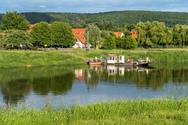 Weser Fähre Die Weser Rollfähre zwischen Veckerhagen und Hemeln in Hann. Münden, Niedersachsen the Weser river Ferry Hemeln to Veckerhagen in Hann. Münden, Lower Saxony, Germany *** Weser Ferry The Weser Rolling Ferry between Veckerhagen and Hemeln in Hann Münden, Lower Saxony the Weser river Ferry Hemeln to Veckerhagen in Hann Münden, Lower Saxony, Germany