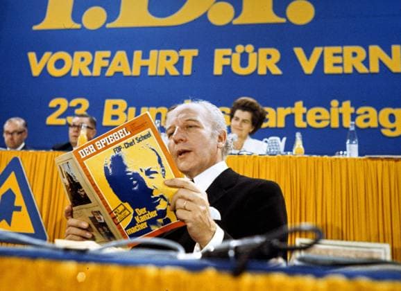 Walther Scheel FDP beim Bundesparteitag der Freien Demokraten in Freibug Oktober 1972 Walther Scheel FDP, Deutschland *** Walther Scheel FDP at the Federal Party Conference of the Free Democrats in Freibug October 1972 Walther Scheel FDP, Germany