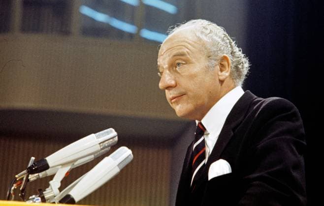 Walther Scheel FDP beim Bundesparteirtag der FDP 1972 in Fraiburg Walther Scheel FDP, Fraiburg Deutschland *** Walther Scheel FDP at the Federal Party Congress of the FDP 1972 in Fraiburg Walther Scheel FDP, Fraiburg Germany