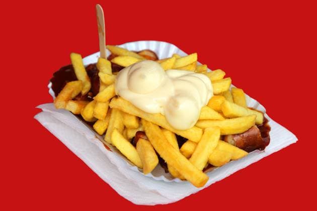 Weltweite Verbreitung von Pommes frites BEARBEITET: Eine Currywurst mit Pommes frites und Mayonnaise, auch als Pommes rot-weiß genannt *** Worldwide distribution of French fries WORKED A curry sausage with French fries and mayonnaise, also called red and white fries