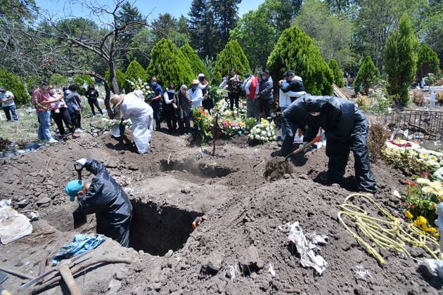 MEXICO CITY, MEXICO - JUNE 15: Cemetery workers wearing protective gear as bury of a victim who died from suspected of the new coronavirus in a special section inside of San Isidro cemetery for bury people who died from COVID-19 infection on June 15, 2020 in Mexico City, Mexico Where: Mexico City, Mexico When: 15 Jun 2020 Credit: Eyepix Cover Images **EDITORIAL USE ONLY** Copyright: xCarlosxTischlerx 40569569 EDITORIAL USE ONLY. NOT FOR USE BY NEWSPAPERS BASED IN THE UK.
