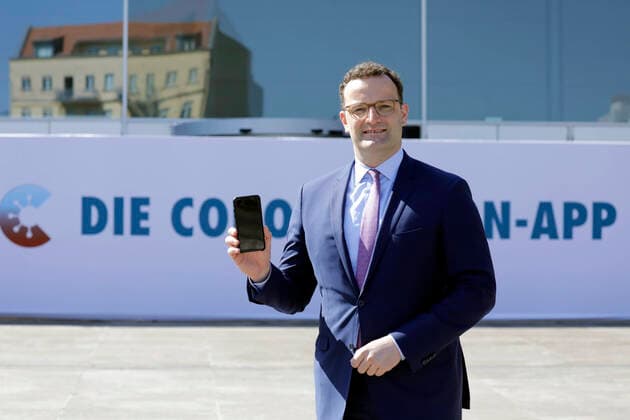 News Bilder des Tages Jens Spahn, Bundesminister der Gesundheit, CDU, stellt heute auf einer Pressekonferenz die Corona-Warn-App vor. Jens Spahn vor Beginn der PK mit einem Smartphone vor dem Schriftzug der neuen App, DEU, Berlin, 16.06.2020