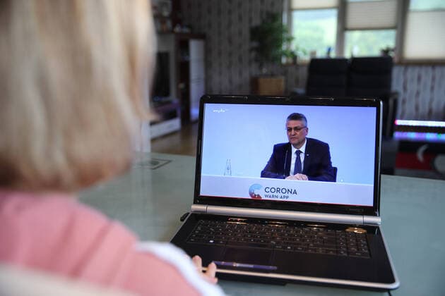 16.06.2020, Die Corona Warn App wird vorgestellt Innenminister Horst Seehofer (CSU), Justizministerin Christine Lambrecht (SPD), Gesundheitsminister Jens Spahn (CDU), die Beauftragte der Bundesregierung für Digitalisierung, Dorothee Bär (CSU), Kanzleramtschef Helge Braun (CDU), der Präsident des Robert-Koch-Instituts, Lothar Wieler, Telekom-Vorstandschef Timotheus Höttges und SAP-Vorstandsmitglied Jürgen Müller stellen die Corona-Warn-App am Dienstagvormittag vor. Livestrem auf MDR. Berlin Berlin Deutschland