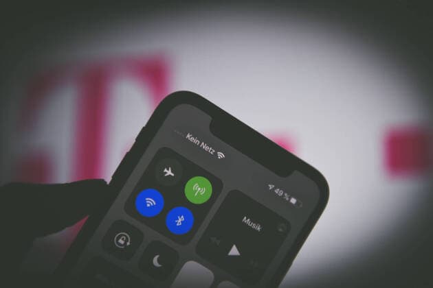 Symbolbild Netzausfall Mobilfunk, Auf einen Smartphone mit einem Mobilfunkvertrag der Deutschen Telekom ist am 16.06.2016 in Stuttgart (Baden-Württemberg) Kein Netz zu lesen. Stuttgart Baden-Württemberg Deutschland Stuttgart *** Symbol picture Network failure mobile radio, On a smartphone with a mobile phone contract of Deutsche Telekom is on 16 06 2016 in Stuttgart Baden Württemberg No network to read Stuttgart Baden Württemberg Germany Stuttgart Copyright: xonw-imagesx xMariusxBullingx