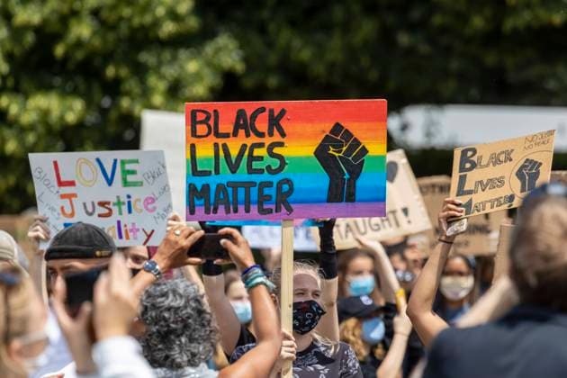 Mehr als Tausend Menschen demonstrieren auf dem Wasen in Stuttgart gegen Rassismus. 13.06.2020, Stuttgart, Baden-Württemberg, Deutschland. *** More than a thousand people demonstrate against racism at the Wasen in Stuttgart 13 06 2020, Stuttgart, Baden Württemberg, Germany