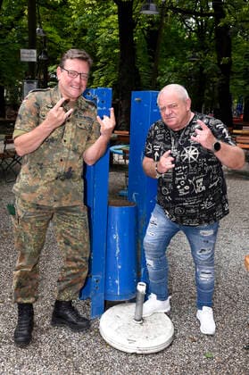 Oberstleutnant Christoph Scheibling und Udo Dirkschneider beim Pressetermin zum Album We Are One von U.D.O. und dem Musikcorps der Bundeswehr im Augustiner Keller. München, 16.06.2020