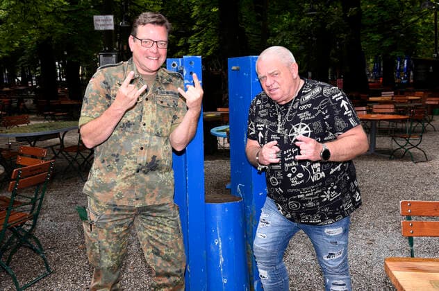 Oberstleutnant Christoph Scheibling und Udo Dirkschneider beim Pressetermin zum Album We Are One von U.D.O. und dem Musikcorps der Bundeswehr im Augustiner Keller. München, 16.06.2020