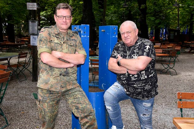 Oberstleutnant Christoph Scheibling und Udo Dirkschneider beim Pressetermin zum Album We Are One von U.D.O. und dem Musikcorps der Bundeswehr im Augustiner Keller. München, 16.06.2020
