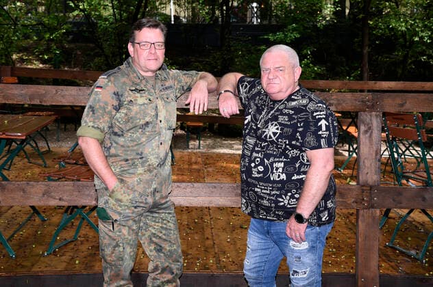 Oberstleutnant Christoph Scheibling und Udo Dirkschneider beim Pressetermin zum Album We Are One von U.D.O. und dem Musikcorps der Bundeswehr im Augustiner Keller. München, 16.06.2020