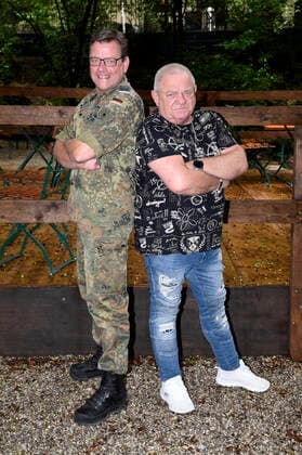 Oberstleutnant Christoph Scheibling und Udo Dirkschneider beim Pressetermin zum Album We Are One von U.D.O. und dem Musikcorps der Bundeswehr im Augustiner Keller. München, 16.06.2020