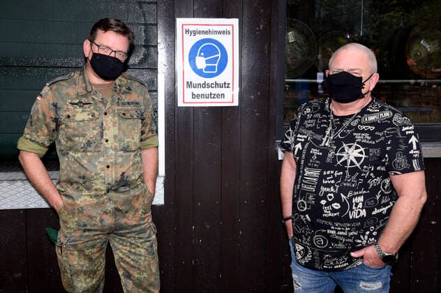 Oberstleutnant Christoph Scheibling und Udo Dirkschneider beim Pressetermin zum Album We Are One von U.D.O. und dem Musikcorps der Bundeswehr im Augustiner Keller. München, 16.06.2020