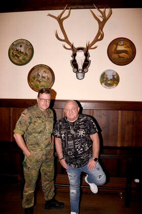 Oberstleutnant Christoph Scheibling und Udo Dirkschneider beim Pressetermin zum Album We Are One von U.D.O. und dem Musikcorps der Bundeswehr im Augustiner Keller. München, 16.06.2020