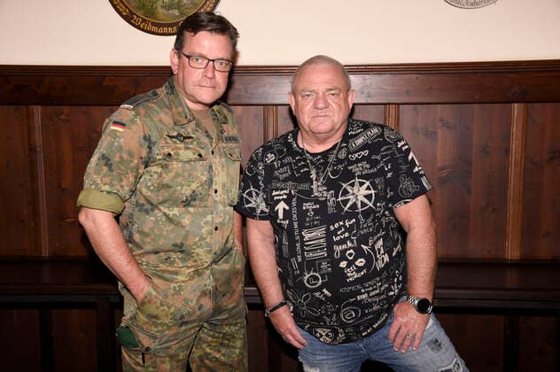 Oberstleutnant Christoph Scheibling und Udo Dirkschneider beim Pressetermin zum Album We Are One von U.D.O. und dem Musikcorps der Bundeswehr im Augustiner Keller. München, 16.06.2020