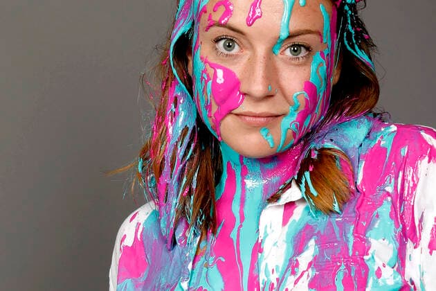 BODYART: Colour Shirt Performance mit Model Alena im Atelier Düsterwald. Hameln, 16.06.2020 - BodyArt-Künstler: Jörg Düsterwald