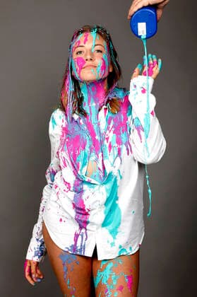 BODYART: Colour Shirt Performance mit Model Alena im Atelier Düsterwald. Hameln, 16.06.2020 - BodyArt-Künstler: Jörg Düsterwald