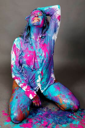 BODYART: Colour Shirt Performance mit Model Alena im Atelier Düsterwald. Hameln, 16.06.2020 - BodyArt-Künstler: Jörg Düsterwald