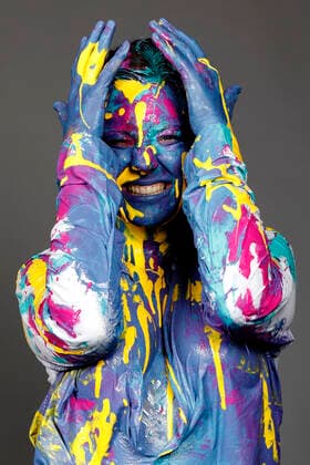 BODYART: Colour Shirt Performance mit Model Alena im Atelier Düsterwald. Hameln, 16.06.2020 - BodyArt-Künstler: Jörg Düsterwald