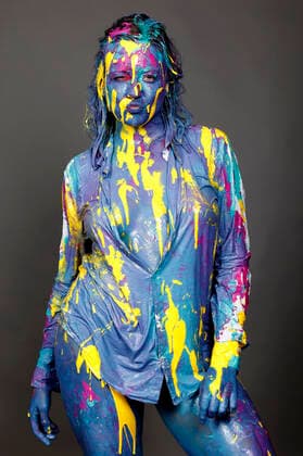 BODYART: Colour Shirt Performance mit Model Alena im Atelier Düsterwald. Hameln, 16.06.2020 - BodyArt-Künstler: Jörg Düsterwald