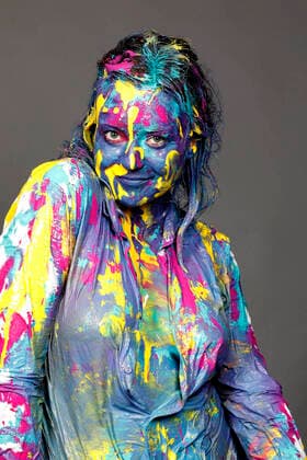 BODYART: Colour Shirt Performance mit Model Alena im Atelier Düsterwald. Hameln, 16.06.2020 - BodyArt-Künstler: Jörg Düsterwald