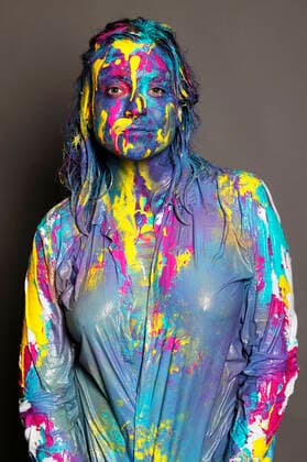 BODYART: Colour Shirt Performance mit Model Alena im Atelier Düsterwald. Hameln, 16.06.2020 - BodyArt-Künstler: Jörg Düsterwald