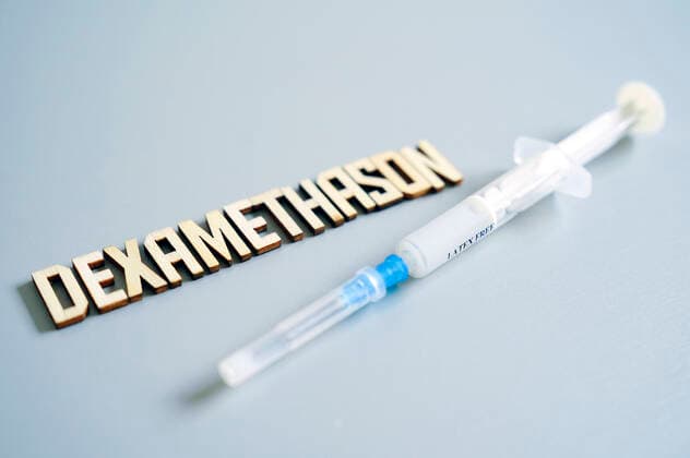 Dexamethason, ein künstliches Glucocorticoid, welches entzündungshemmend und dämpfend auf das Immunsystem wirkt, soll die Überlebenschance für Corona-Patienten verbessern