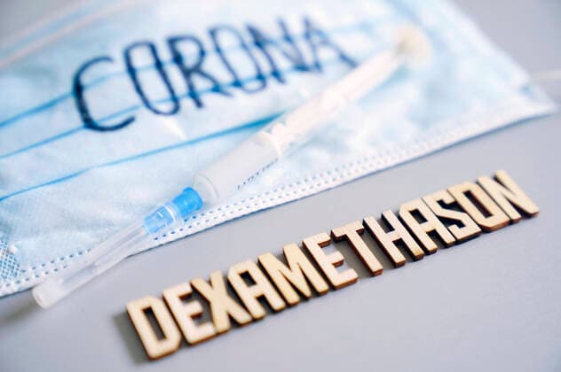 Dexamethason, ein künstliches Glucocorticoid, welches entzündungshemmend und dämpfend auf das Immunsystem wirkt, soll die Überlebenschance für Corona-Patienten verbessern