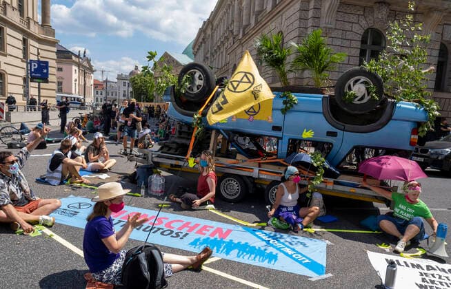 Bilder des Jahres 2020, News 06 Juni News Themen der Woche KW25 News Bilder des Tages Extinction Rebellion blockiert VDA-Zentrale Deutschland, Berlin, 17.06.2020, 250 Aktivisten von Extinction Rebellion blockieren die Zentrale des Bundesverbandes der Automobilindustrie (VDA), auf das Dach gekippter und bepflanzter SUV, Â *** Extinction Rebellion blocks VDA headquarters Germany, Berlin, 17 06 2020, 250 activists of Extinction Rebellion block the headquarters of the German Association of the Automotive Industry VDA , on the roof of a tilted and planted SUV, Â