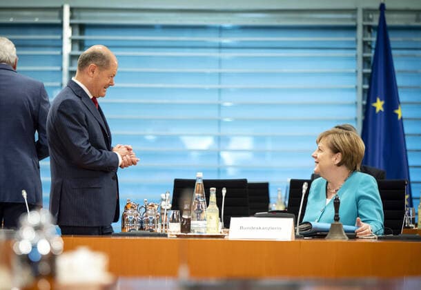 News Bilder des Tages Gespraech von Bundeskanzlerin Angela Merkel, CDU, mit den Regierungschefinnen und Regierungschefs der Laender (hier mit Bundesfinanzminister Olaf Scholz, SPD). Im Bundeskanzleramt. 17.06.2020 Berlin Deutschland *** Discussion between Chancellor Angela Merkel, CDU, and the heads of state governments here with Federal Finance Minister Olaf Scholz, SPD In the Federal Chancellery 17 06 2020 Berlin Germany Copyright: xThomasxKoehler photothek.dex