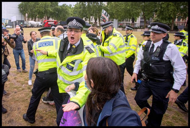 Bilder des Jahres 2020, News 06 Juni News Themen der Woche KW25 . 17 06 2020. London, United Kingdom. Boris Johnson in RTC Westminster. PM Johnson s car involved in collision on Parliament Square after Kurdish protester runs out into the road.  xMartynxWheatleyx xi-Imagesx IIM-21294-0012