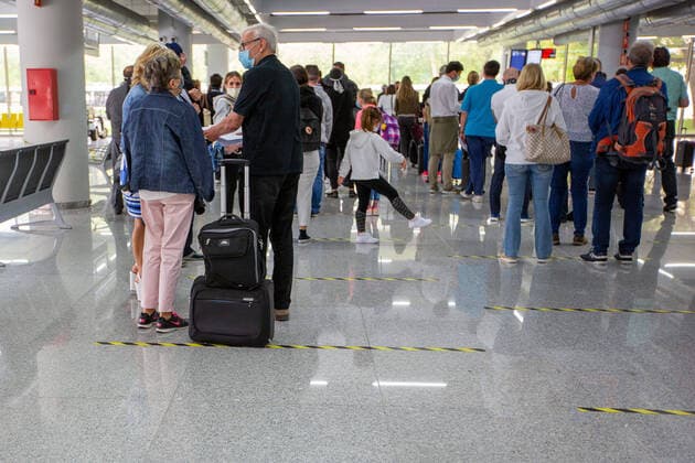 Mallorca GER, Themenfoto, Urlaub auf Mallorca, Tourismus in Zeiten der Corona-Pandemie, Sommerurlaub, 17.06.2020 GER, Themenfoto, Urlaub auf Mallorca, Tourismus in Zeiten der Corona-Pandemie, Sommerurlaub, Wartenschlange nach dem Landung. Regisrtration. Info Eingabe. 17.06.2020, Copyright: xEibner-Pressefoto DimitrixDrofitx EP_ddh