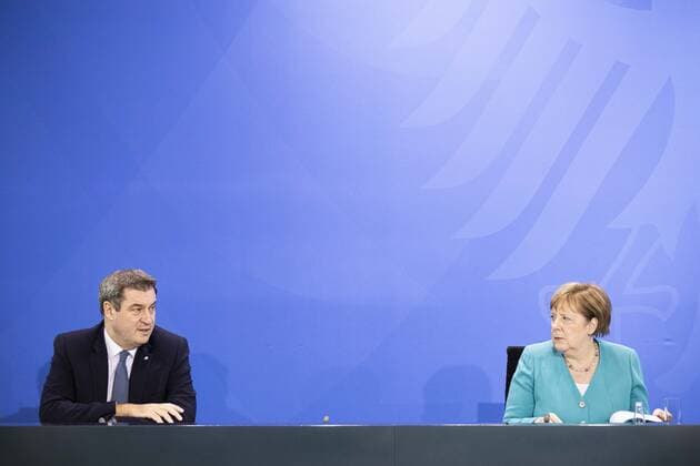 (L-R) Markus Soeder, Ministerpraesident von Bayern, und Bundeskanzlerin Angela Merkel, CDU, aufgenommen im Rahmen einer gemeinsamen Pressekonferenz nach dem Treffen der Bundeskanzlerin mit den Laenderchefs im Kanzleramt in Berlin, 17.06.2020. Berlin Deutschland