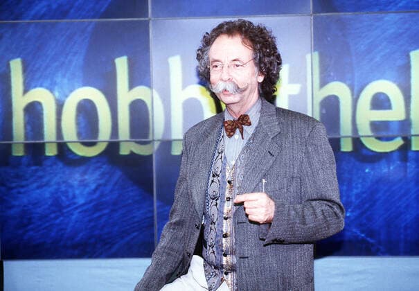 HOBBYTHEK Deutsch-luxemburgischer Wissenschaftsjournalist und Fernsehmoderator JEAN PÜTZ moderiert seine hobby-wissenschaftliche Sendung HOBBYTHEK, Deutschland 1999. German-Luxembourgish science journalist and TV presenter JEAN PÜTZ moderates his hobby-scientific program HOBBYTHEK, Germany 1999., Deutschland Copyright: kpa UnitedArchives55030143 EDITORIAL USE ONLY
