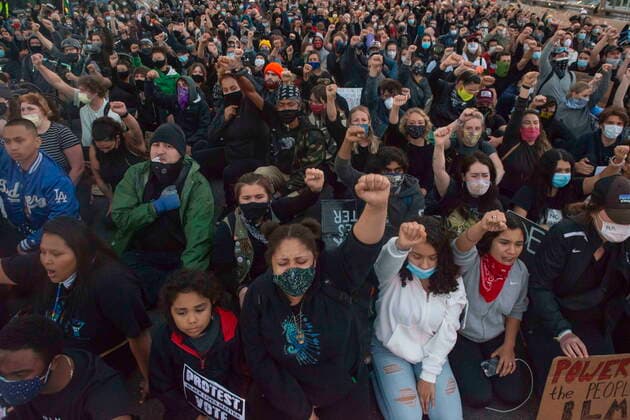 June 16, 2020, Portland, Oregon, USA: Thousands of protesters raise their fists in solidarity while speakers talk about police violence during a protest. Portland USA - ZUMA Pho 20200616_mda_h160_006 Copyright: xNathanxHowardx