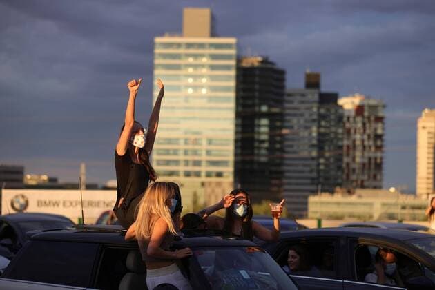News Themen der Woche KW25 News Bilder des Tages People await in their cars before the start of the first open music concert performed at a drive-in cinema since the start of the coronavirus pandemic, in Madrid, Spain, 17 June 2020. The event was organized by BMW and Warner Music Spain and several singers, musicians and DJs will perform. First open music concert in Madrid !ACHTUNG: NUR REDAKTIONELLE NUTZUNG!  Copyright: xJuanJoxMartinx GRAF2588 20200617-637280278293036226