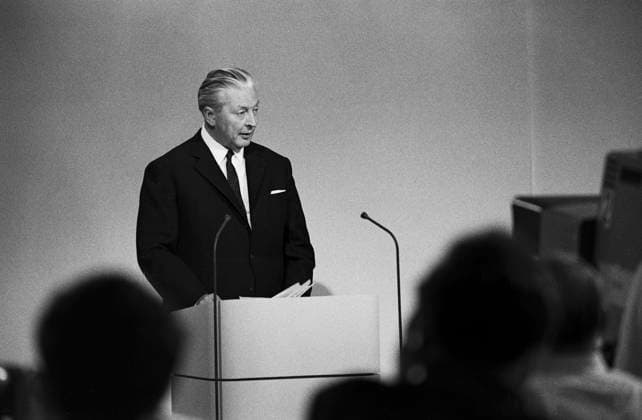 Kurt Georg Kiesinger Kurt Georg Kiesinger, deutscher Bundeskanzler, hält eine Rede bei einem Besuch in Hamburg, Deutschland um 1967. German chancellor Kurt Georg Kiesinger, delivering a speech during a visit at Hamburg, Germany around 1967., Hamburg Hamburg Deutschland Copyright: HelmutxReiss UnitedArchives832000233 EDITORIAL USE ONLY