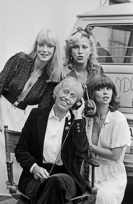 Beate Uhse Beate Uhse, deutsche Unternehmenerin, mit drei ihrer Mitarbeiterinnen in Flensburg, Deutschland um 1985. German entrepreneur Beate Uhse with three of her staff members at Flensburg, Germany around 1985., Flensburg Schleswig-Holstein Deutschland Copyright: HelmutxReiss UnitedArchives832001000 EDITORIAL USE ONLY
