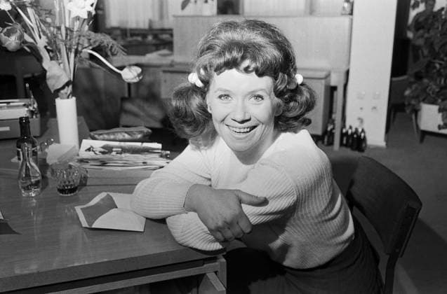 Lotti Krekel Lotti Krekel, deutsche Schauspielerin und Sängerin, zu Besuch in einem Redaktionsbüro in Hamburg, Deutschland um 1970. German actress and singer Lotti Krekel visiting an editorial office at Hamburg, Germany around 1970., Hamburg Hamburg Deutschland Copyright: HelmutxReiss UnitedArchives832001167 EDITORIAL USE ONLY