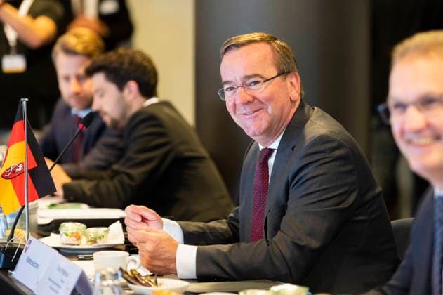 INNENMINISTERKONFERENZ IN ERFURT 18 06 2020 - Erfurt: Die Frühjahrssitzung der Innenministerkonferenz am 18. Juni 2020 im Dorint Hotel am Dom in Erfurt. Der Niedersächsische Minister für Inneres und Sport Boris Pistorius (CDU) in der Sitzung der A-Länder. _________________ *** INTERNAL MINISTERS CONFERENCE IN ERFURT 18 06 2020 Erfurt The spring session of the Conference of Interior Ministers on 18 June 2020 at the Dorint Hotel am Dom in Erfurt The Minister of the Interior and Sport of Lower Saxony Boris Pistorius CDU at the meeting of the A Länder