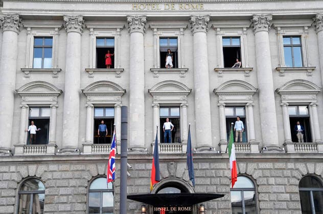 Bilder des Jahres 2020, Entertainment 06 Juni Entertainment Themen der Woche KW25 Hotel de Rome Wiedereröffnung mit Mitgliedern des Internationalen Opernstudios der Staatsoper Unter den Linden, welche aus den Fenstern des Hotels mit Renato Rascels Arrivederci, Roma und Paul Linckes Berliner Luft den Bebelplatz zum Klingen bringen. Berlin, 17.06.2020 *** Hotel de Rome reopening with members of the International Opera Studio of the Staatsoper Unter den Linden, who will make Bebelplatz ring out from the windows of the hotel with Renato Razcels Arrivederci, Roma and Paul Linckes Berliner Luft Berlin, 17 06 2020 Foto:xF.xKernx xFuturexImage