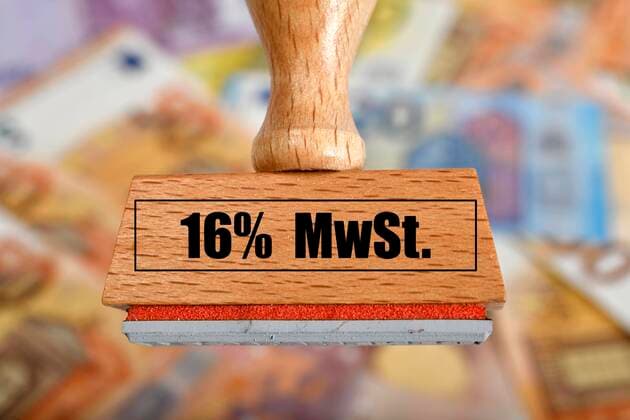 Symbolbild Mehrwertsteuersenkung per Konjunkturpaket, Stempel mit Aufschrift 16% MEHRWERTSTEUER, Deutschland, Europa Copyright: imageBROKER/MichaelxWeber iblimw05795142.jpg