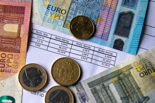Wuerzburg, City, 18.06.2020, Konjunkturpaket: Bundesregierung beschliesst temporaere Mehrwertsteuersenkung Bild: Konkret beträgt die Mehrwertsteuer ab 1. Juli für ein halbes Jahr nur noch 16 statt 19 Prozent. Der ermaessigte Satz, der für viele Lebensmittel und Waren des taeglichen Bedarfs gilt, sinkt von 7 auf 5 Prozent Copyright: HMBxMedia xHeikoxBecker