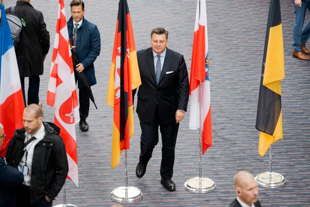 INNENMINISTERKONFERENZ IN ERFURT 18 06 2020 - Erfurt: Die Frühjahrssitzung der Innenministerkonferenz am 18. Juni 2020 im Dorint Hotel am Dom in Erfurt. Der Senator für Inneres und Sport des Landes Berlin Andreas Geisel (SPD) in der Lobby des Hotels. _________________ *** INTERNAL MINISTERS CONFERENCE IN ERFURT 18 06 2020 Erfurt The spring session of the conference of interior ministers on 18 June 2020 at the Dorint Hotel am Dom in Erfurt The Senator for Interior and Sport of the State of Berlin Andreas Geisel SPD in the lobby of the hotel